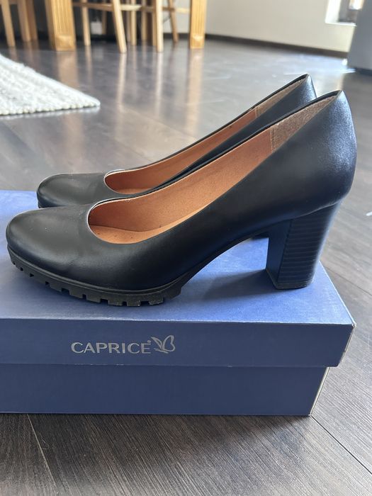 Елегантни кожени обувки Caprice