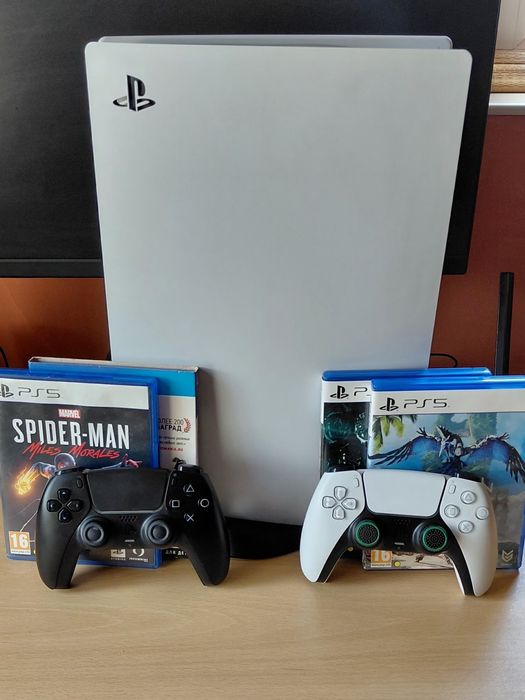 PS5 1TB Перфектна с игри + 2 джойстика