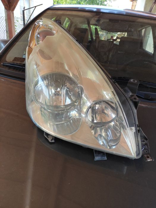 Десен фар за Тойота Корола версо 2004-2007