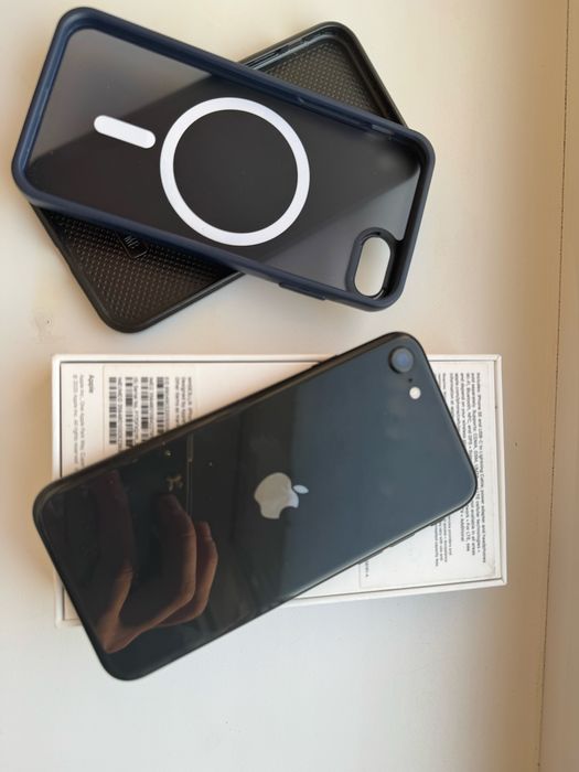 Продам Айфон SE 2020