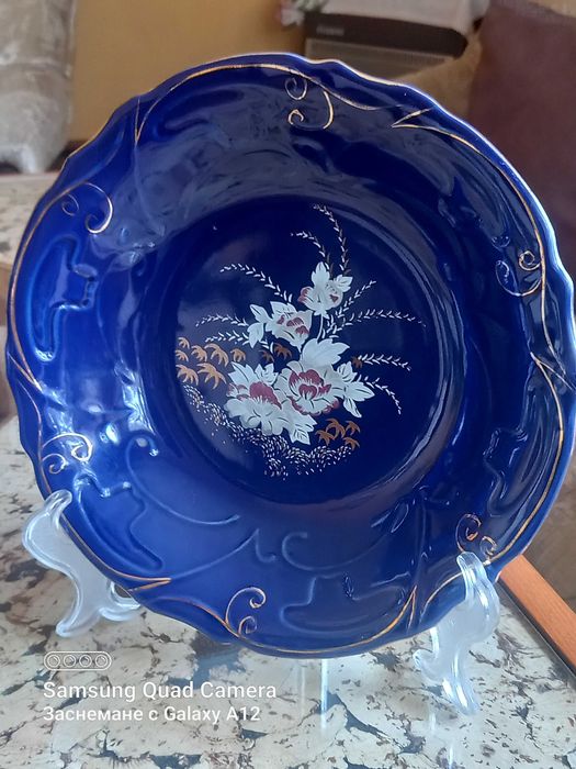 Нежни вази и плато-кобалтово синьо