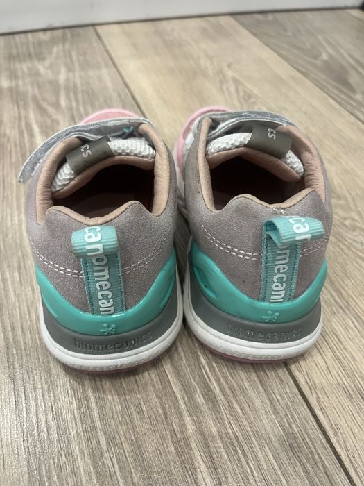 Продам кроссовки на девочку biomechanic
