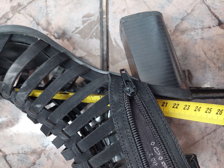 Черни изрязани сандали