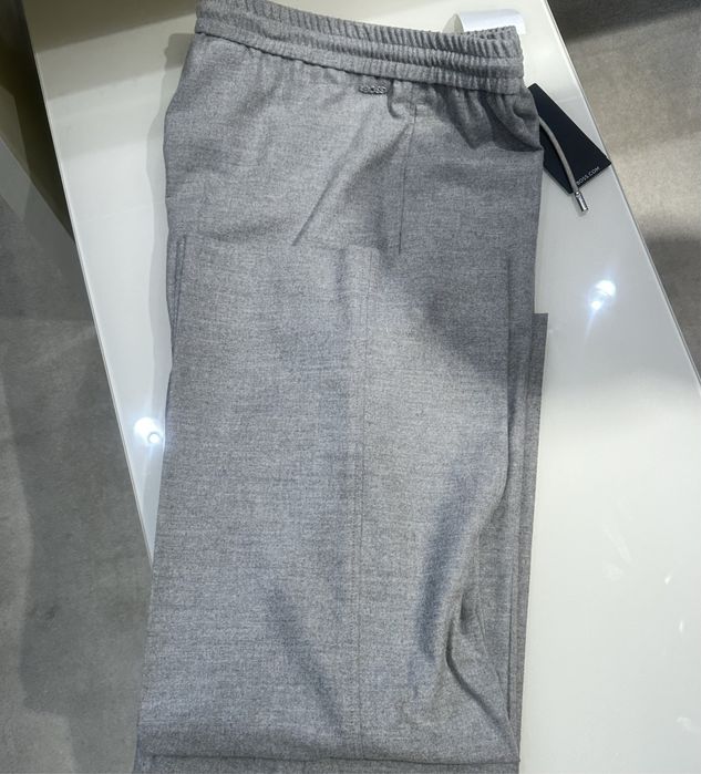 Boss pantaloni gri de la 900 Ron la 500 Ron