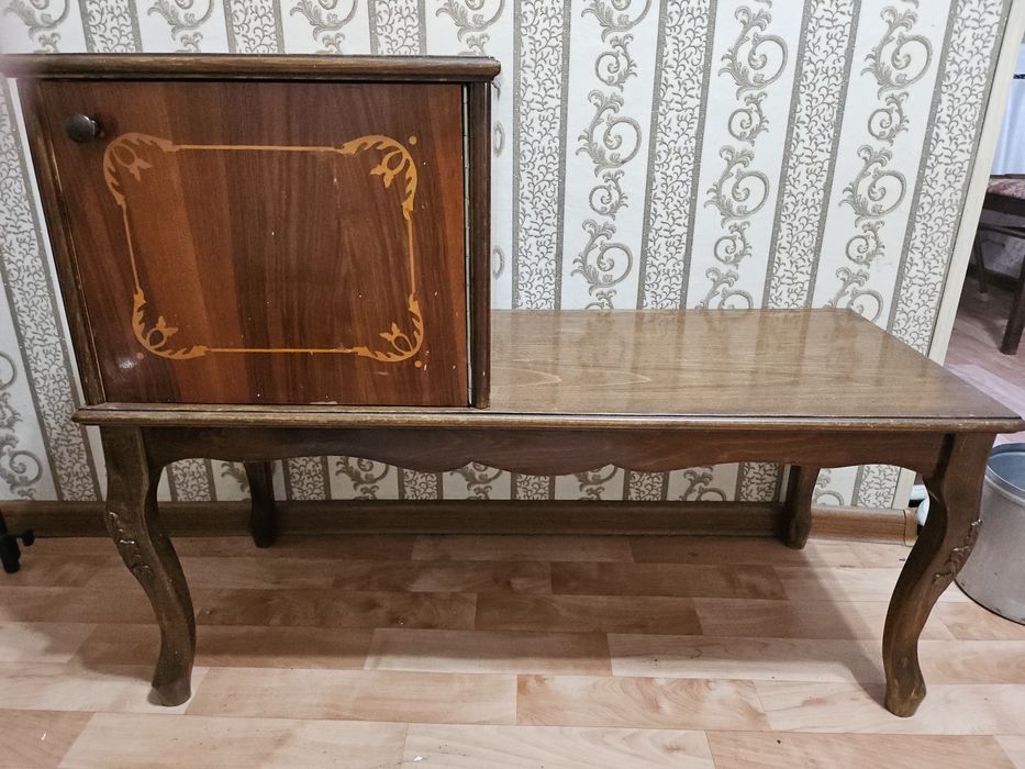 Продам диван, два стула, тумбочку