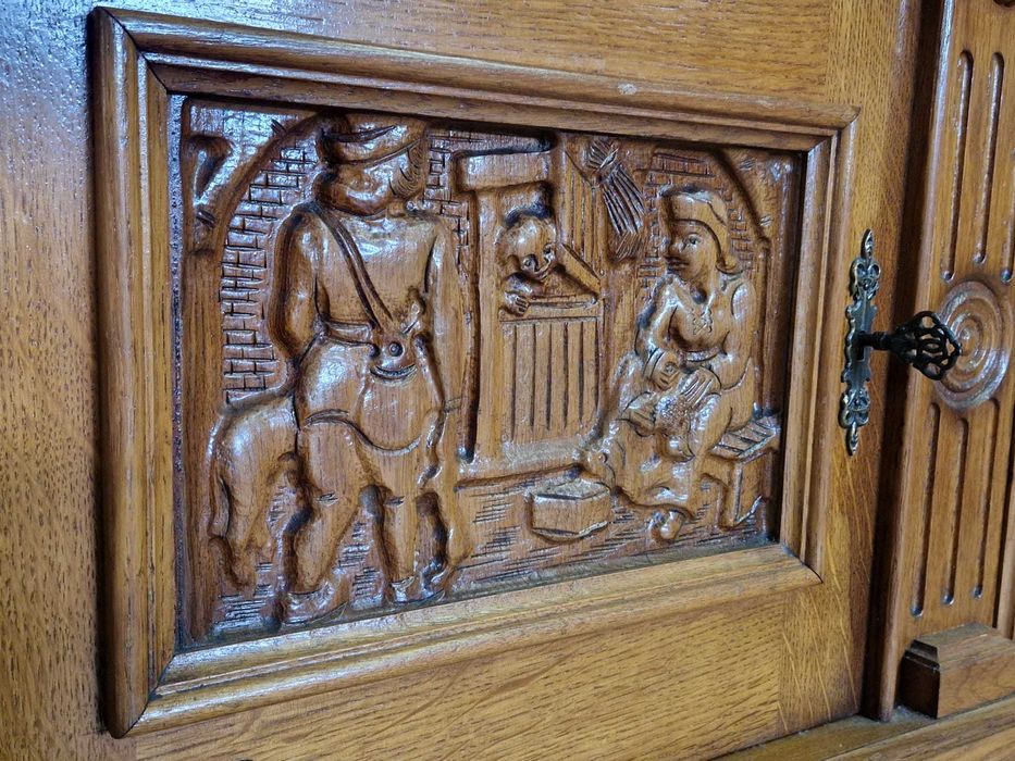 Дъбова витрина с ръчна дърворезба метален обков и цветен оловен витраж