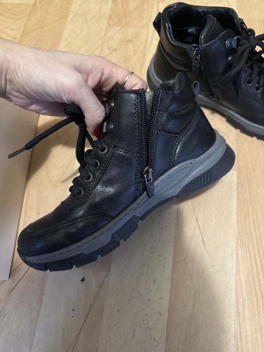 Продам осеннюю обувь для мальчика.