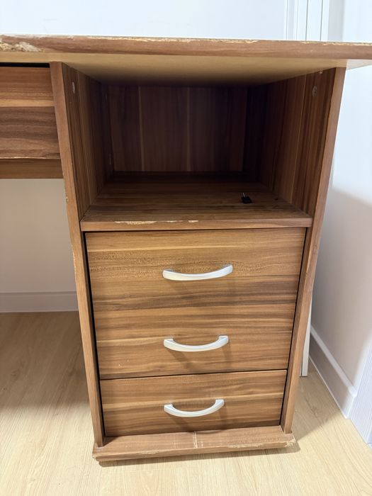 Продавам бюро - голямо 145/70