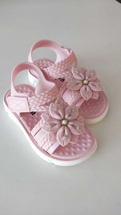 Нови сандали за момиче