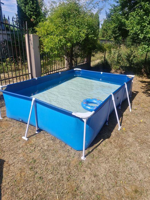 Piscina cu cadru metalic