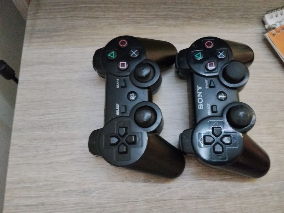 Продавам PlayStation3 супер slim