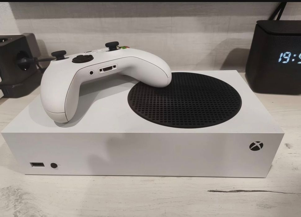 Xbox Series S - игровая приставка нового поколения
