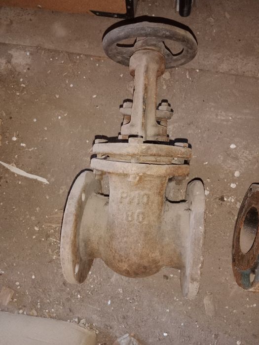 Продам задвижки чугунные