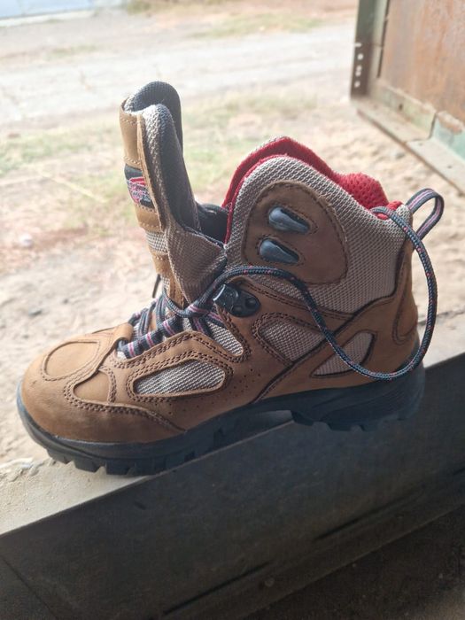 Продам женские safety ботинки Red wing