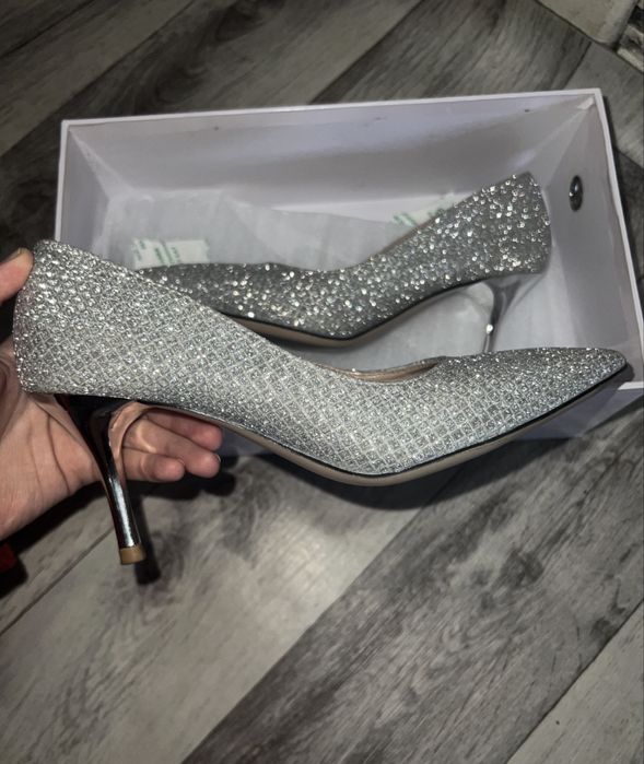 Серебристые туфли
