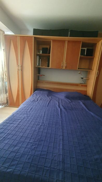 Dormitor cu dulapuri
