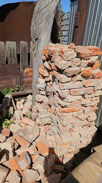 Продам кирпич, целый и половинка