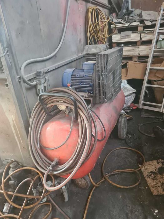 Оборудвано хале за ремонт на камиони