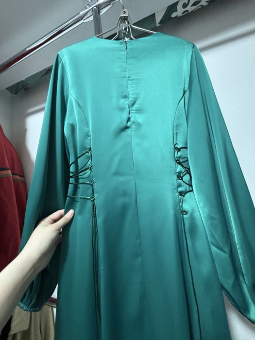 Платье изумрудное длинное