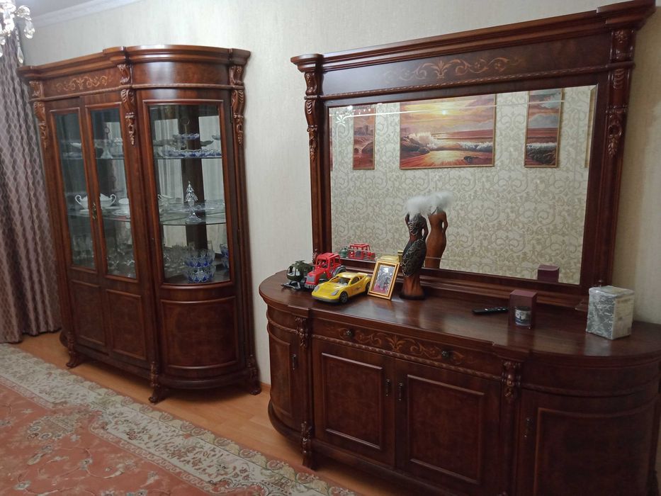 сервант горка с комодом.