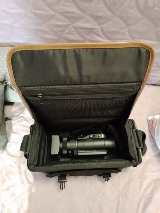 Продавам видео камера Soni  AX 100