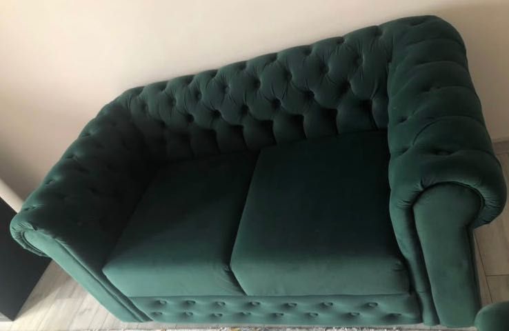 Canapea din catifea elegantă, folosită foarte puțin. Nu mi se potrivește in camera