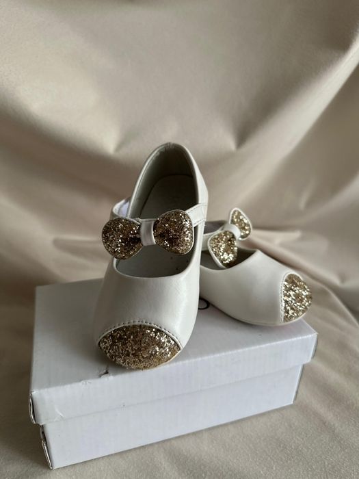 Продам новогодние туфли для девочек