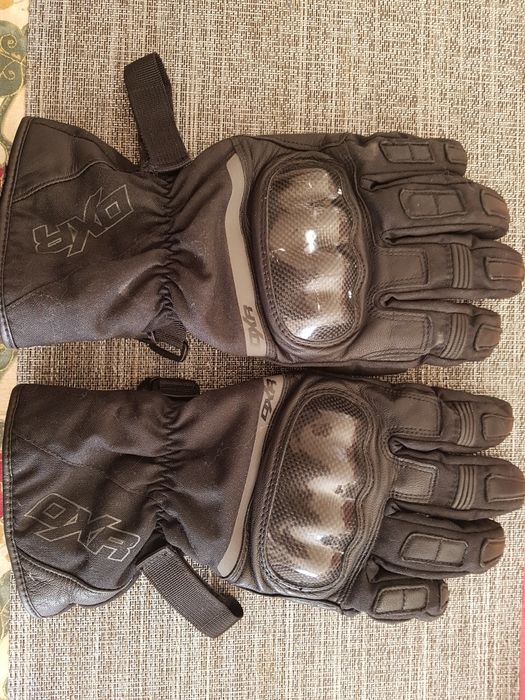 Pantaloni piele, geci, casca, manusi moto, motociclist