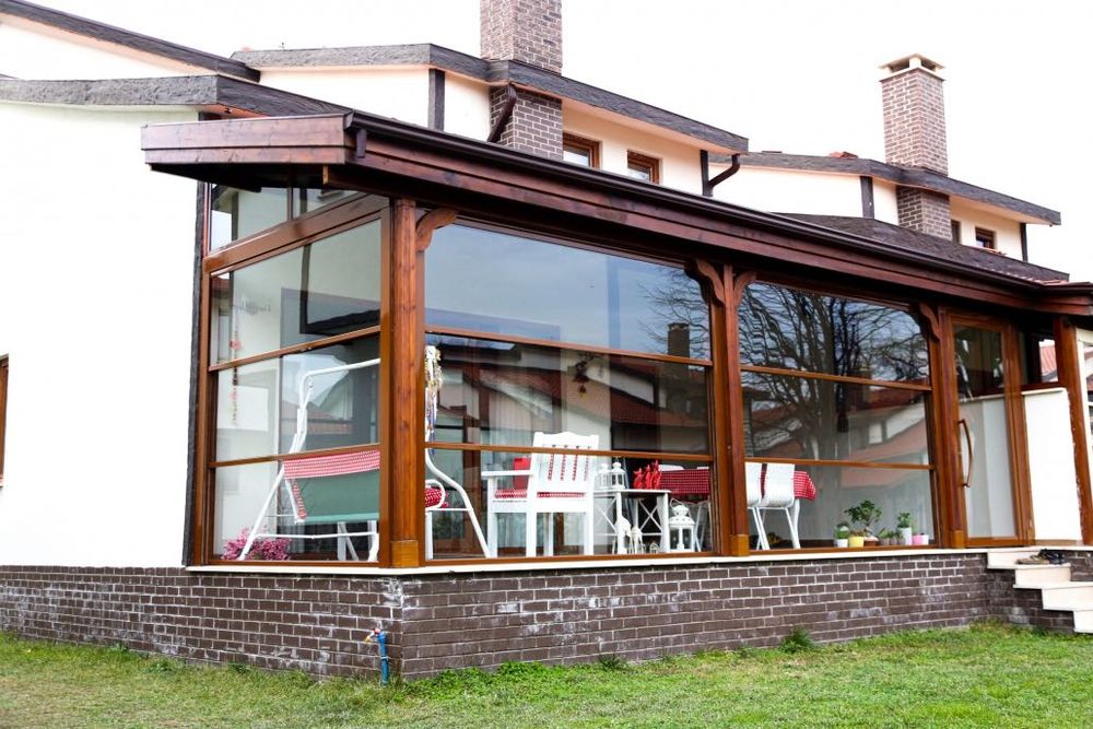 Închideri Terase cu Sticla Verticală / Ghilotină Premium.