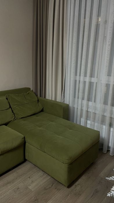 Диван в зеленом бархате