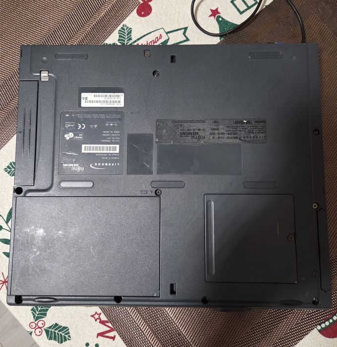 Laptop Fujitsu Siemens Lifebook cu procesor Pentium 3