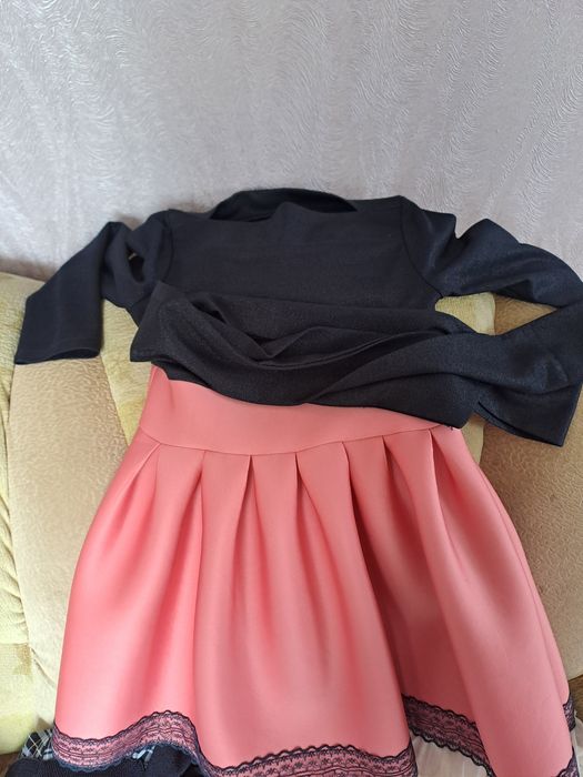 продам платья на девочку