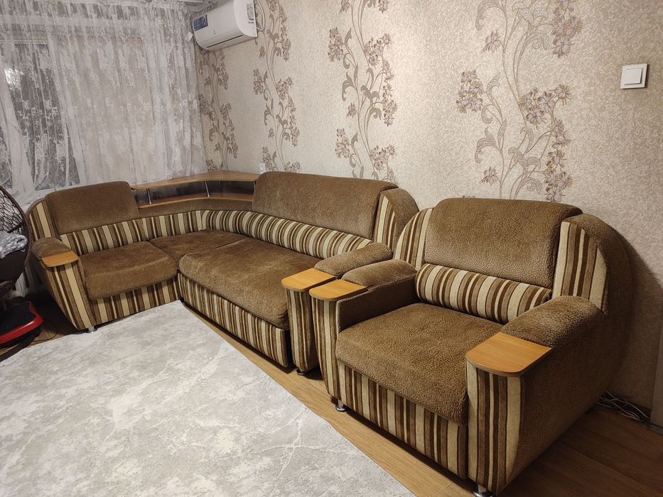 Отдам угловой диван и кресло