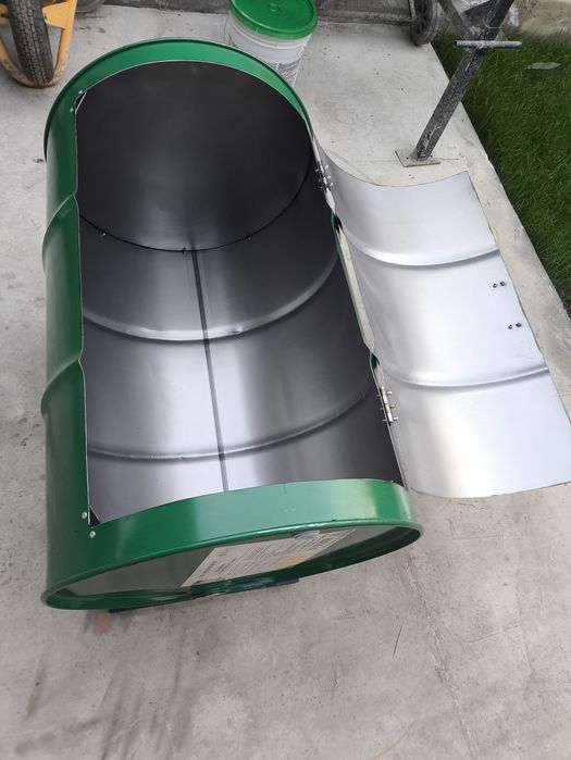 Мусорный бак из бочек