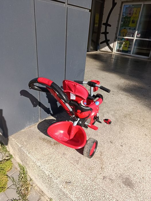 Детска триколка със завиваща дръжка,покрив и багажник с чанта