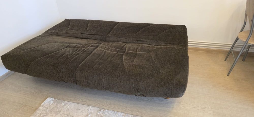 Canapea extensibila cu loc de depozitare