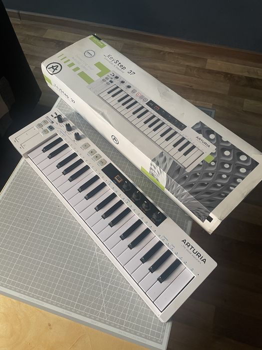 MIDI контроллер Arturia KeyStep 37