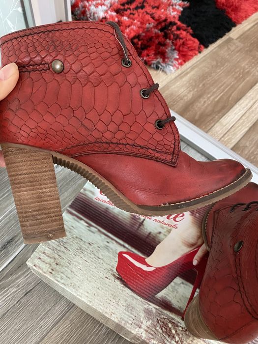 Botine rosii si bleu