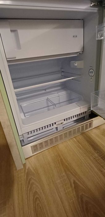 Хладилник Amica за вграждане НОВ НЕИЗПОЛЗВАН  111л, 81.8x59.6x55см