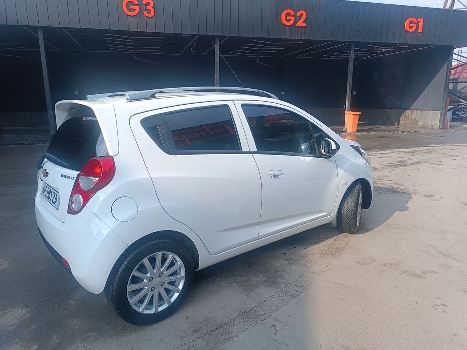 Spark 2022 yil 15000km yurgan polniy navarit qilingan yangi moshina.