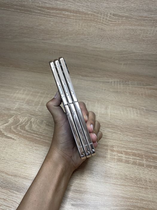 Samsung galaxy z flip 4 8/256gb holati ideal yengide