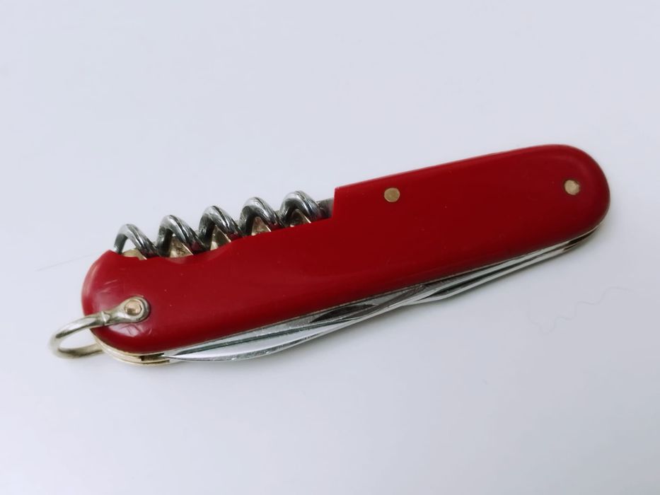 Vechi briceag elvetian Elsener Schwyz, anii 1940, rosu