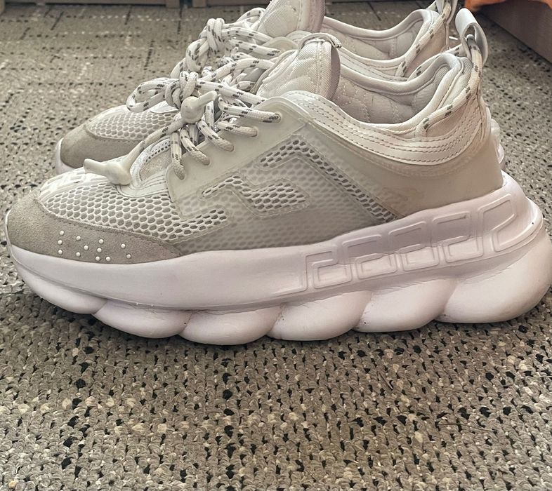 Vând o pereche de adidașii versace chain reaction triple white