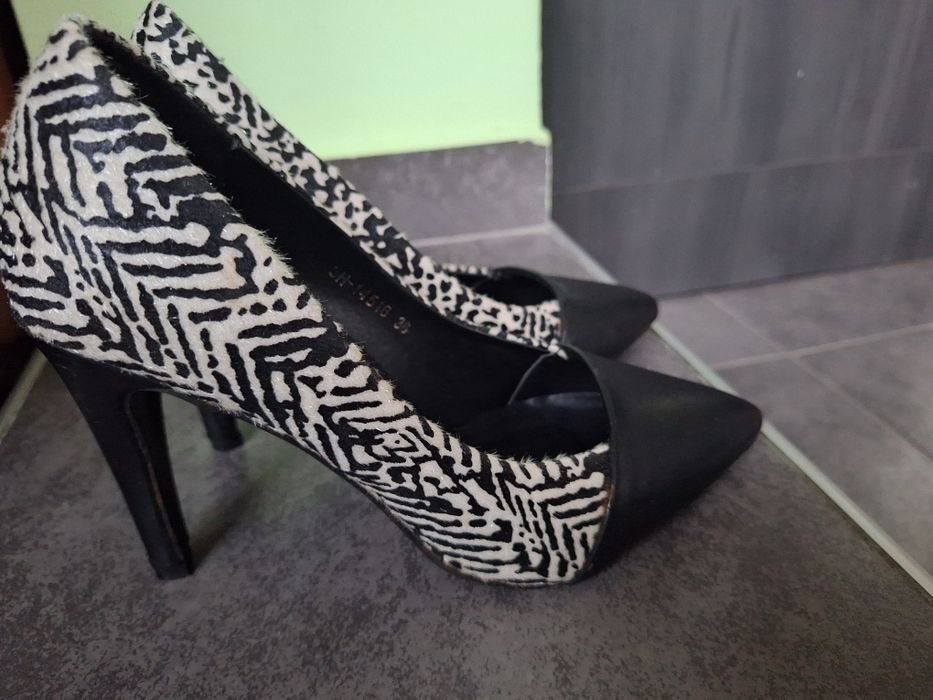 Обувки на висок ток