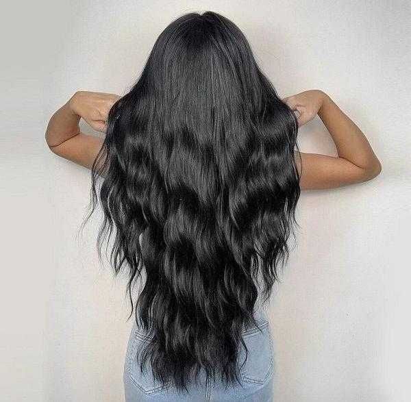 Черна вълнообразна перука на път