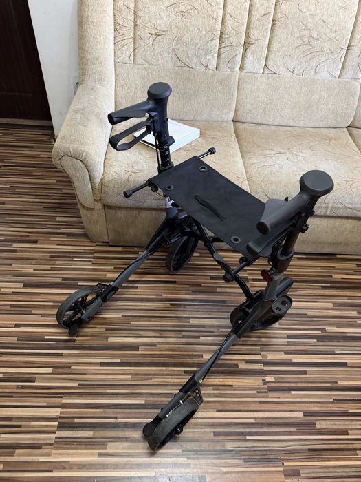 Cadru rulant din aluminiu cu frane si sezut (ca nou)