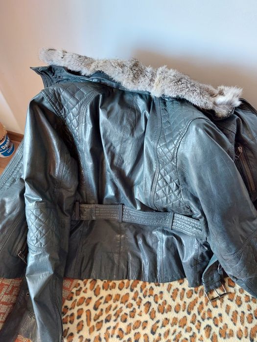 Дамско яке от естествена кожа с яка от естествен косъм