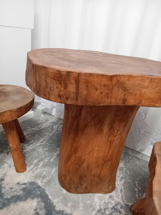 Măsuță si scaunele din lemn de nuc.