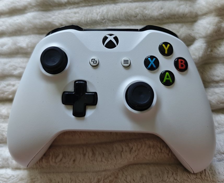 Xbox one S 1TB   и два джойстика