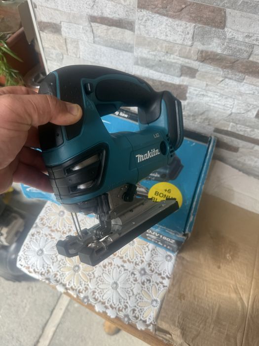 Акумулаторният прободен трион (зеге) Makita